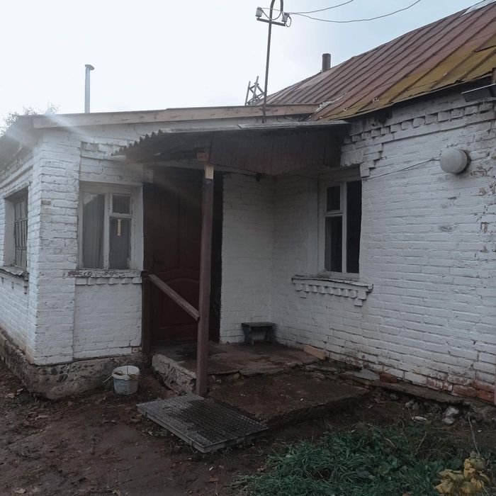 Продається пів будинку.