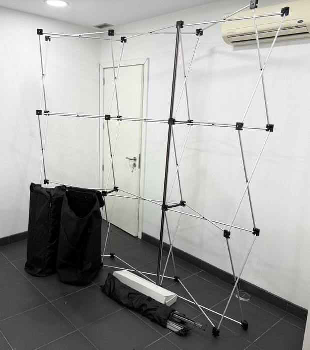 Pop Up Display Magnético 2,5x2,5m com Luzes e Trolley – Como Novo