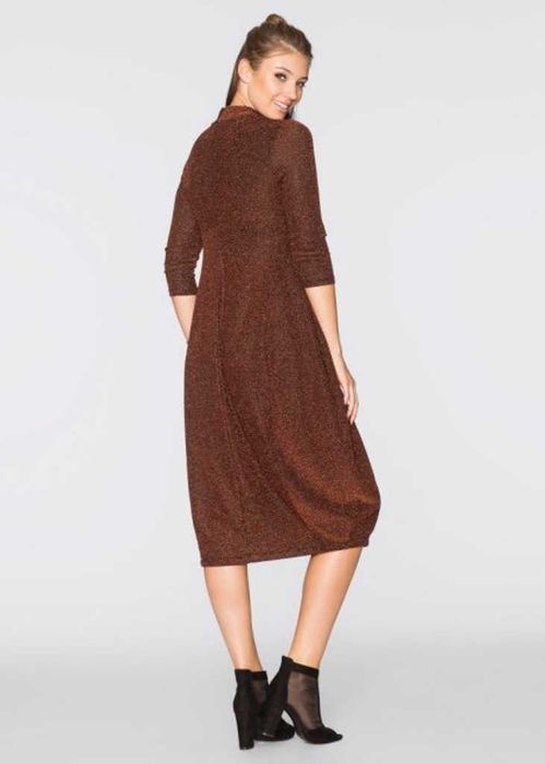 Elegancka brązowa sukienka z połyskiem, choker 38