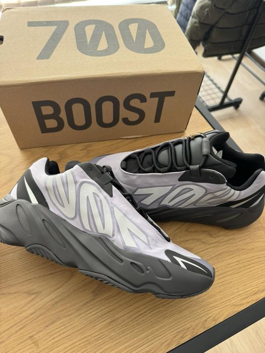 Adidas YZY / Yeezy 700 MNVN Чоловічі (US10) Оригінал