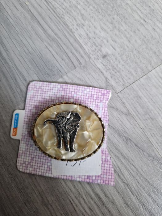 Broszka slonik na perłowym tle