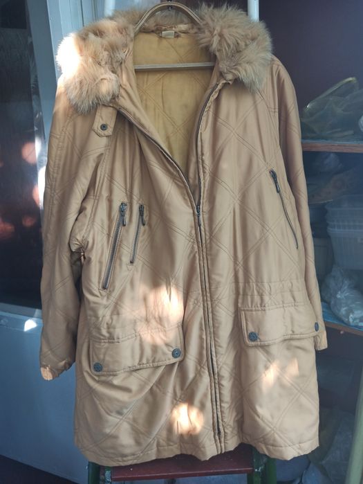 Зимова жовтогаряча куртка