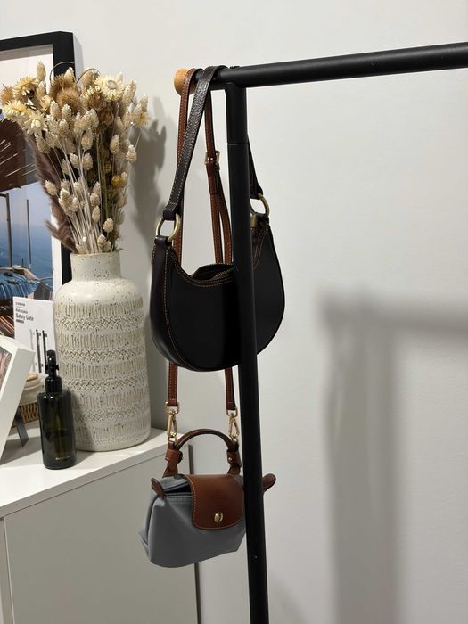 Charriot preto em metal com detalhes em madeira