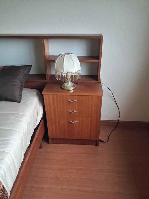 quarto de casal completo em tom mel escuro – qualidade e conforto