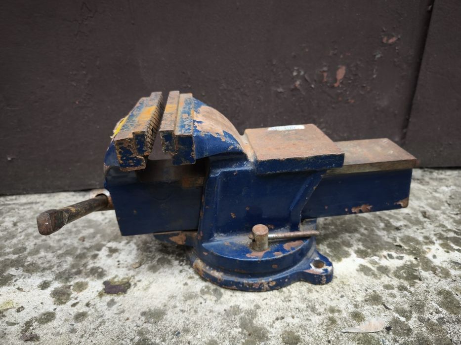 Лешата (Тиски) поворотні з наковплнею дуже потужні.