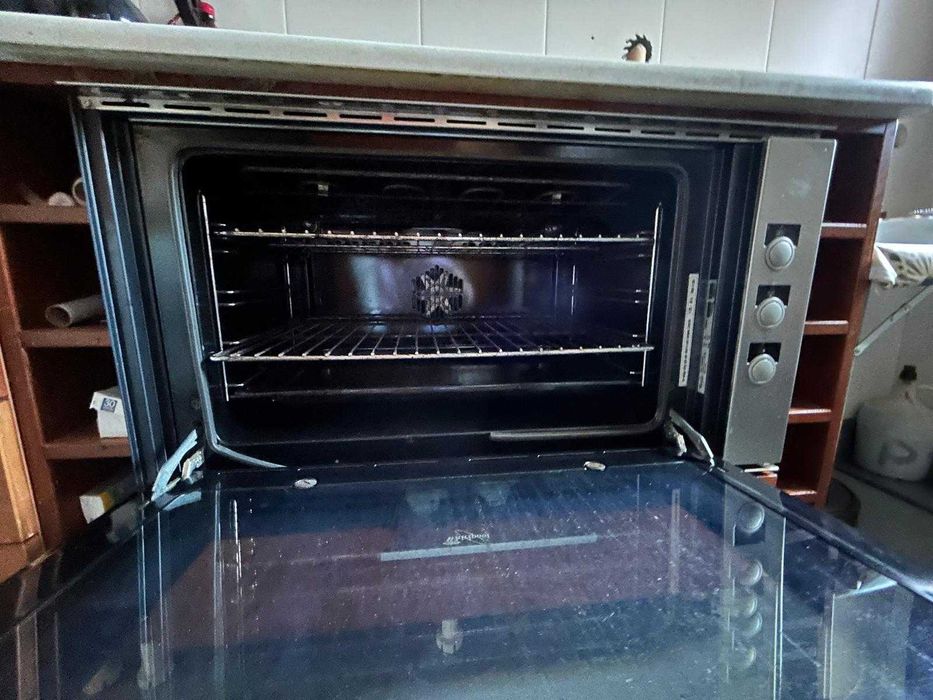 Móvel com forno e exaustor
