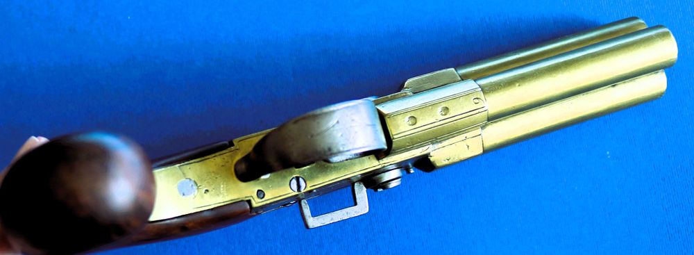 Pistola inglesa de três canos marcada THOMAS em percussão s.XVIII/XIX