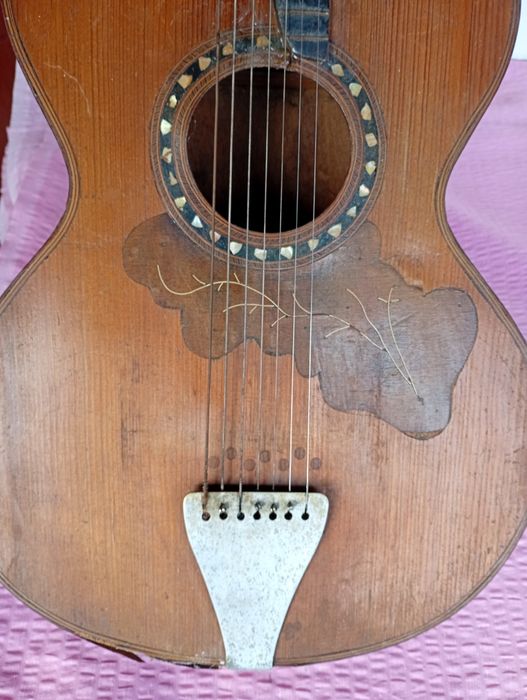 Stara gitara akustyczna klasyczna zabytkowa