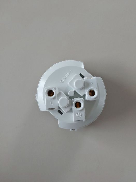 Osprzęt elektryczny gniazda i oprawy