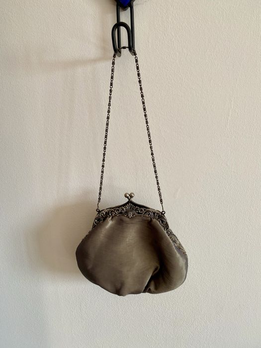 Mala de cerimónia com bordado e missangas