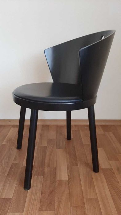 Два дерев'яних стільці зі шкіряним сидінням