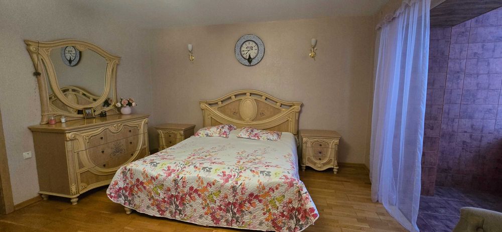 Продам трикімнатну квартиру в центрі міста