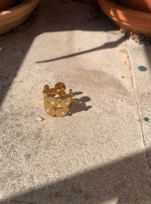Anel dourado com pérolas, ajustável