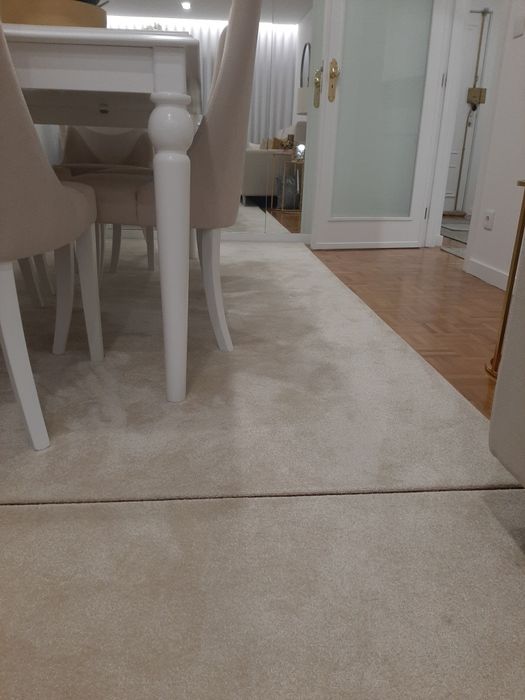 2 carpetes bege em ótimo estado