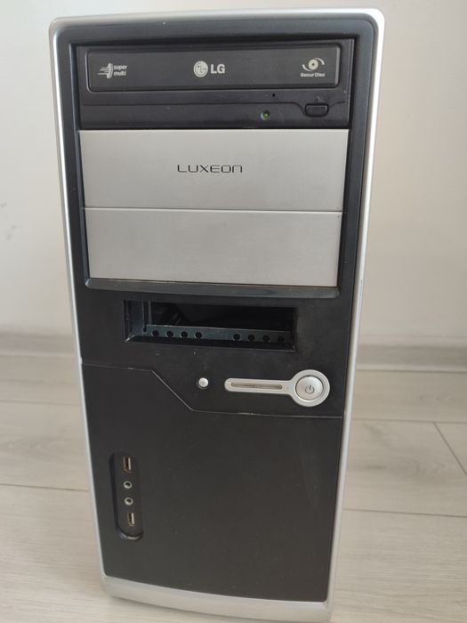 Комп'ютер стаціонарний LUXEON у робочому стані