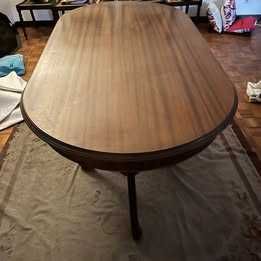 Mesa de jantar grande em madeira maciça, extensível