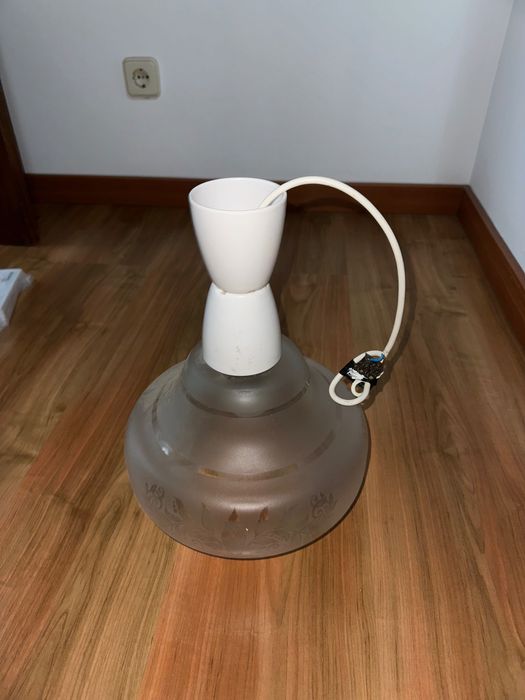 Candeeiro com alguma antiguidade mas a funcionar na perfeição