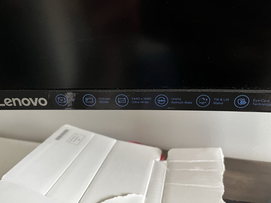 Monitor Lenovo.