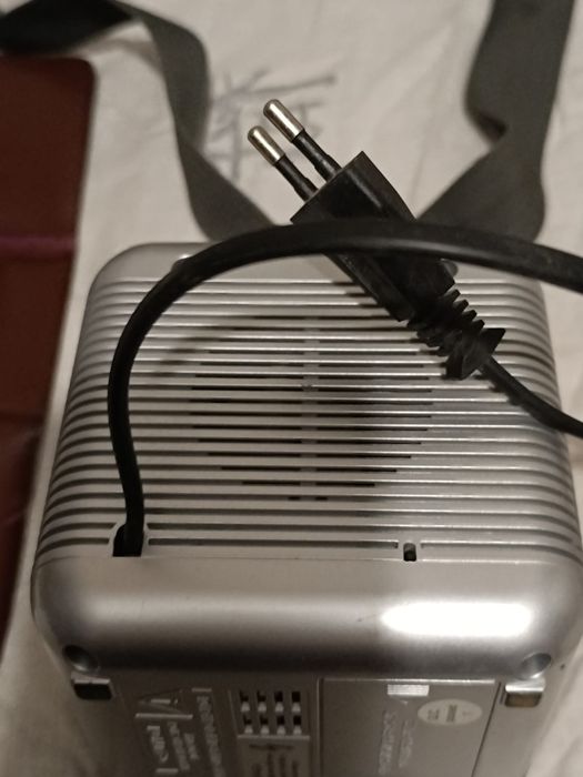 Rádio portátil Grundig + carteiras oferta