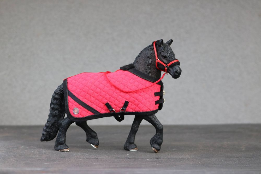 3 zestawy akcesoriów dla modeli koni