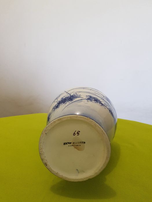 Jarra de cerâmica pintada à mão