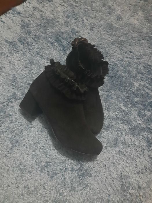 Botas camurça pretas com folhinho