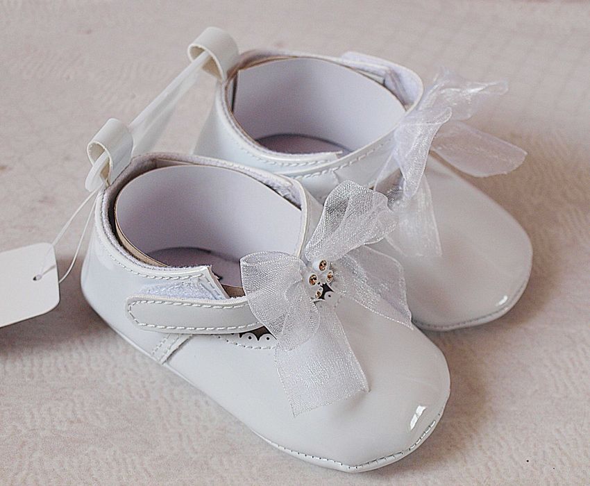 Białe lakierowane buciki do chrztu z kokardką rozm 10,11