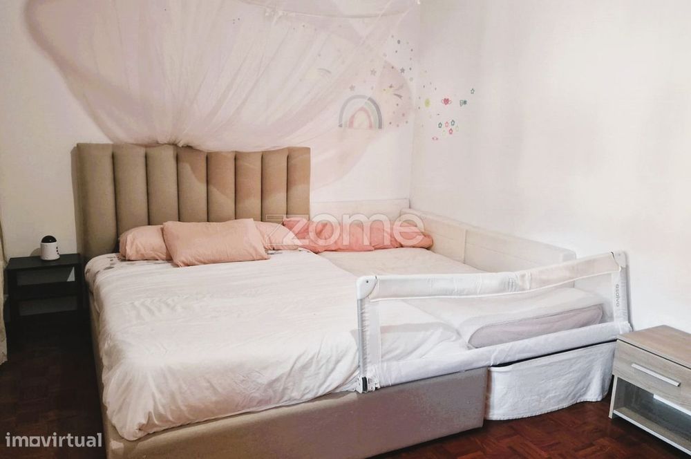 Apartamento T2 + Loja + Garagem + Anexos em Abóboda, São D. de Rana
