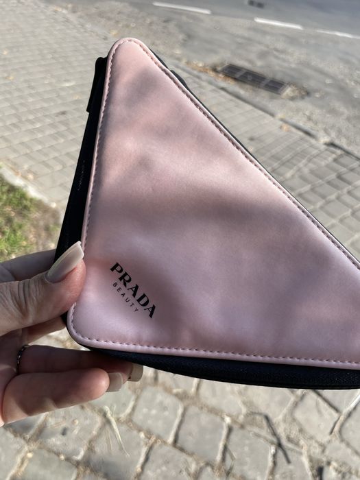 Продам косметичку prada в хорошому стані