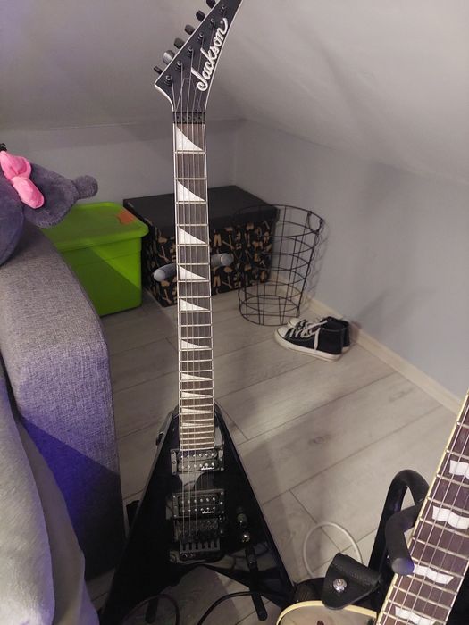 Gitara Jackson JS32 King V AH Black with White Bevels