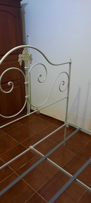 Cama em ferro com 1,80 x 1,20 m