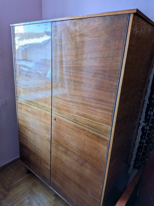 Віддам безкоштовно шафа, диван