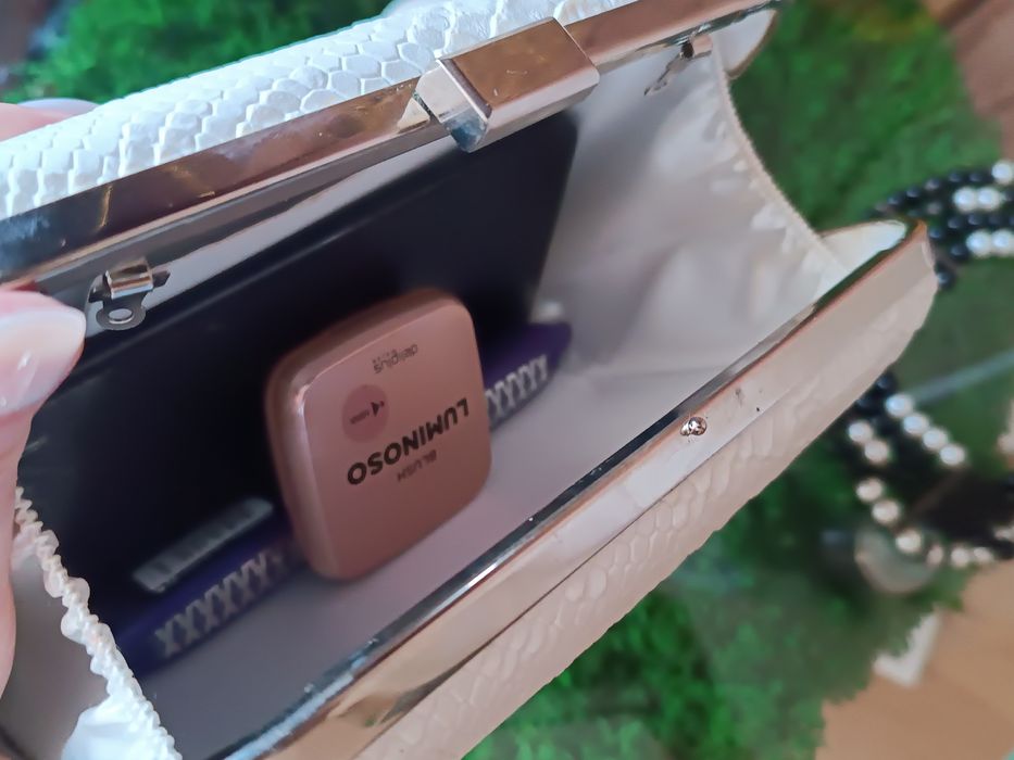 Біла сумка - клатч.