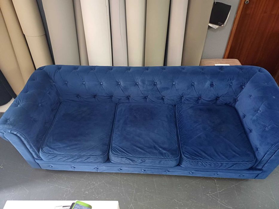 Sofá capitone azul