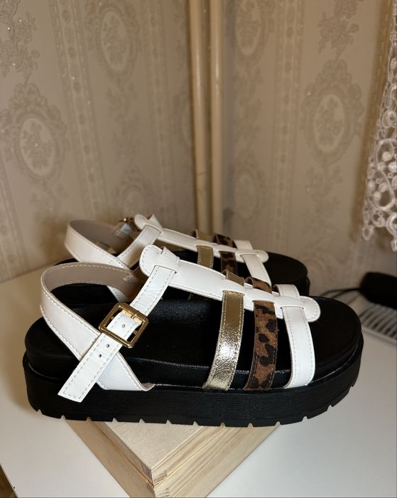 Sandały na platformie