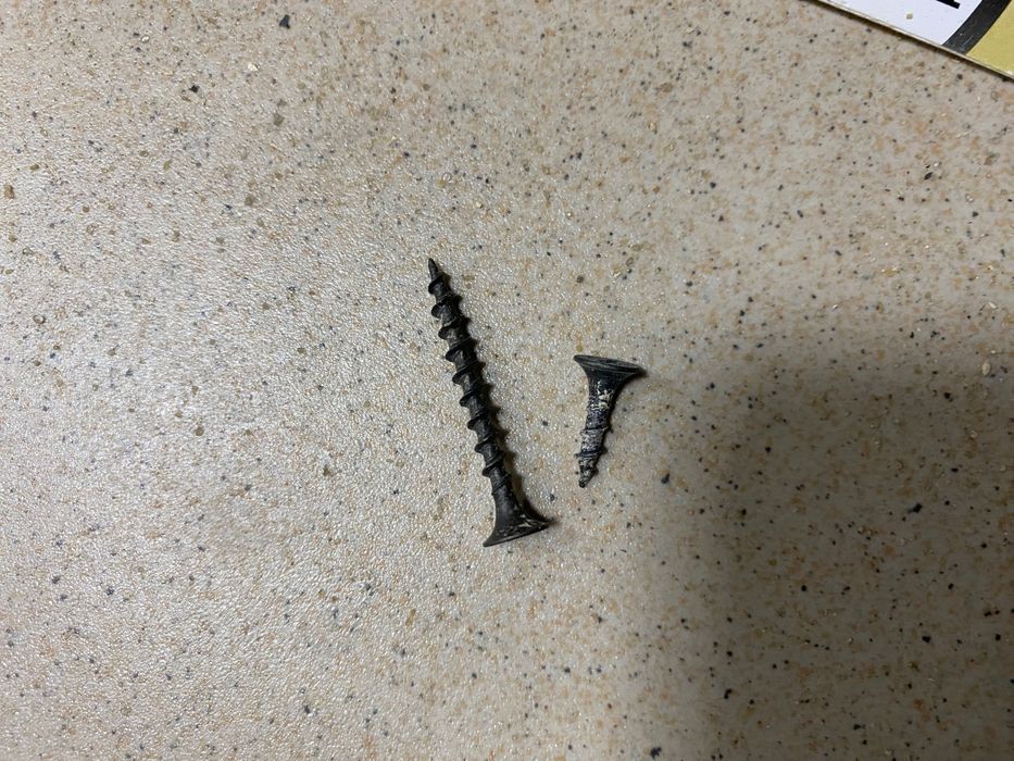 Продам шурупи по дереву, металу, свердла та  кутники