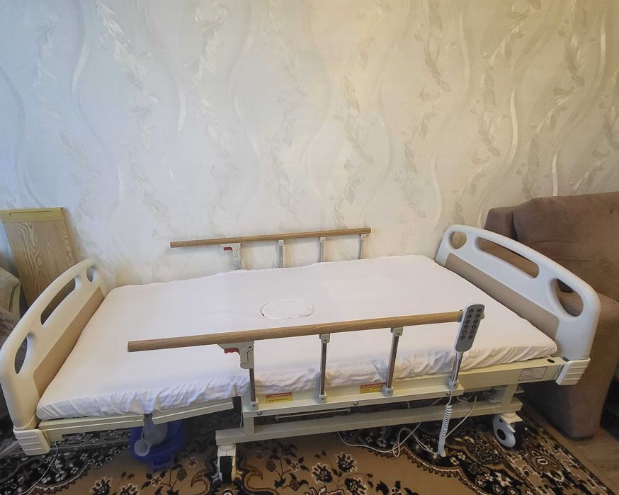 Ліжко медичне функціональне  для лежачих хворих з електроприводом