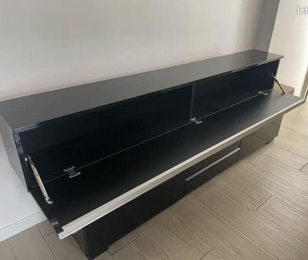 Conjunto Movél de TV Besta em laca preta + movél superior de parede