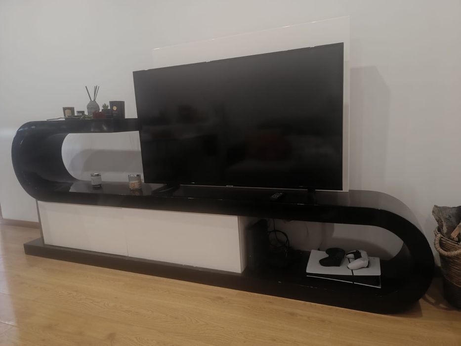 Móvel TV  em melamina lacado preto e branco, original em bom estado