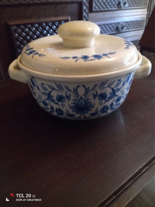 Terrina redonda muito antiga em tons de azul