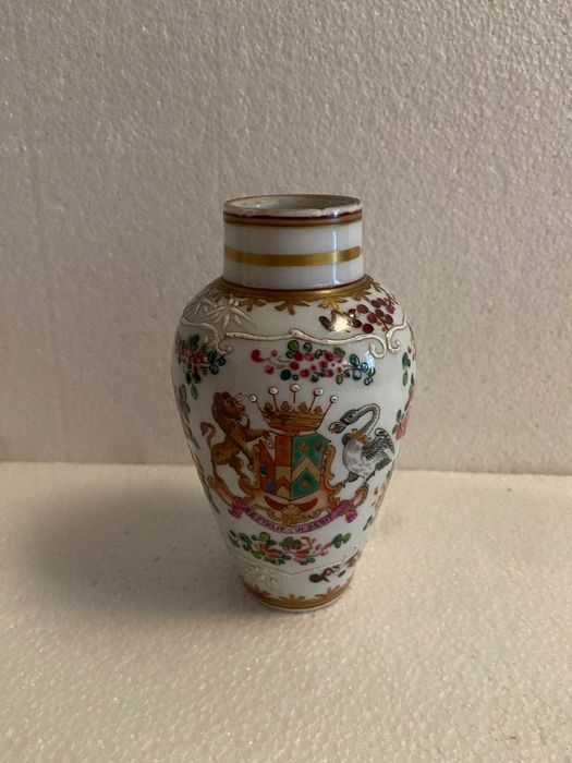Jarra bojuda em porcelana chinesa da Comp. das Indias com brazão