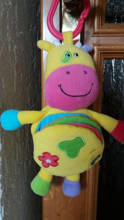 Фирменная музыкальная подвеска/погремушка мягкая книжечка коровка Galt