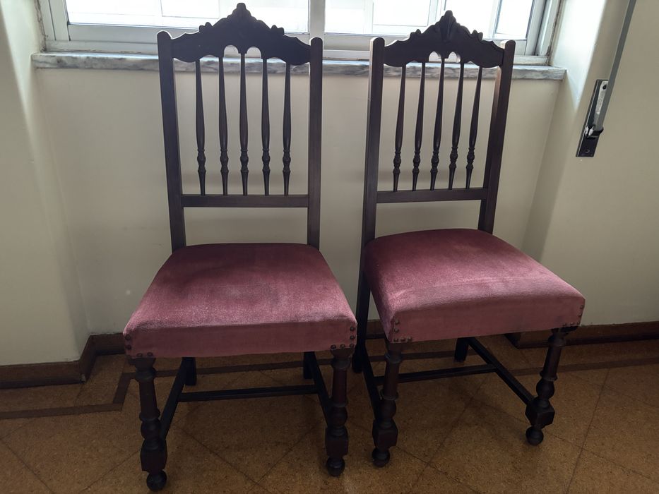 2 cadeiras em madeira escura e veludo vermelho