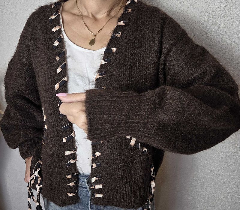 Kardigan z ozdobnymi paterkowymi wstawkami