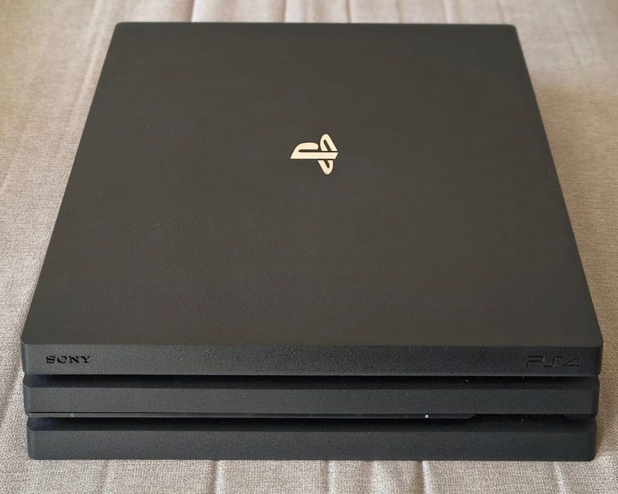 PS4 PRO 1TB + 2 comandos