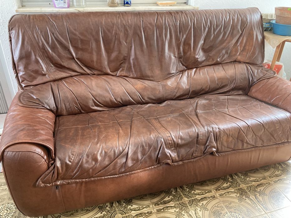 Sofa em pele usado em estado razoavel