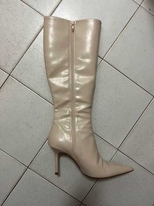 Bota de cano alto da Zara