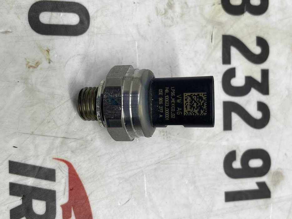 Датчик тиску масла Volkswagen Golf T-Roc Audi Skoda 1.5 TSI 05E906277A