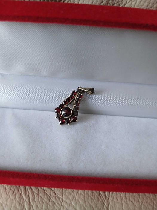 Stara srebrna zawieszka z granatami z Czechosłowacji.