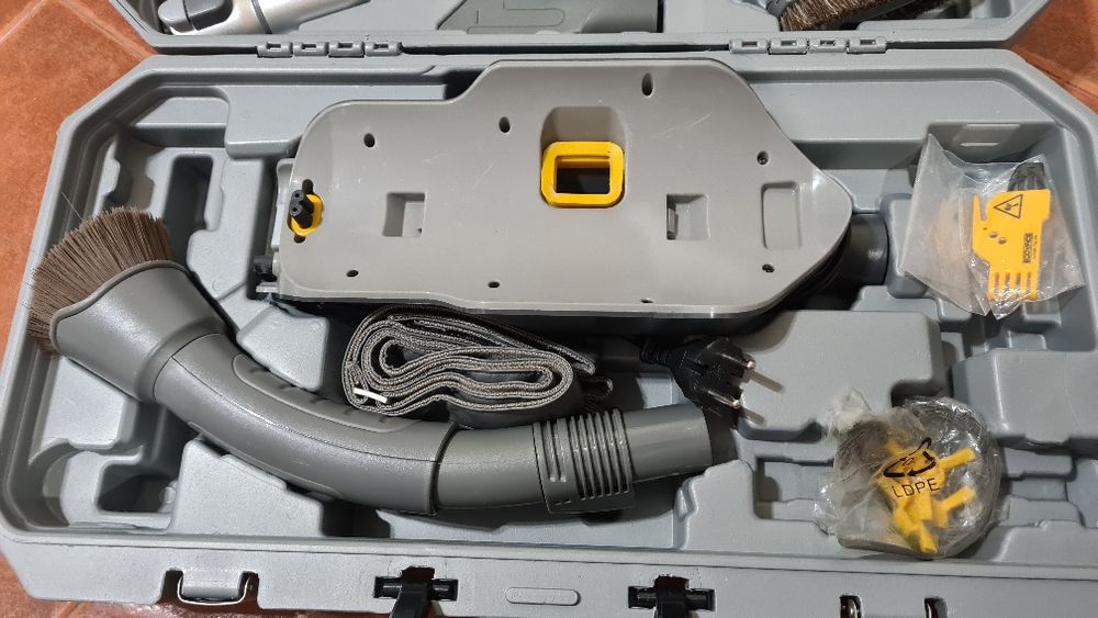 Aspirador robô Deebot Ecovacs com reservatório.